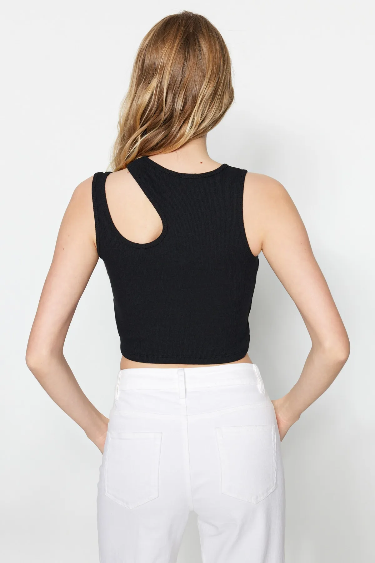 Trendyol Collection  Schwarz-weißes 2er-Pack tailliertes, kurzes, geripptes, flexibles Strick-Tanktop mit Cut-Outs TWOSS23AL00006