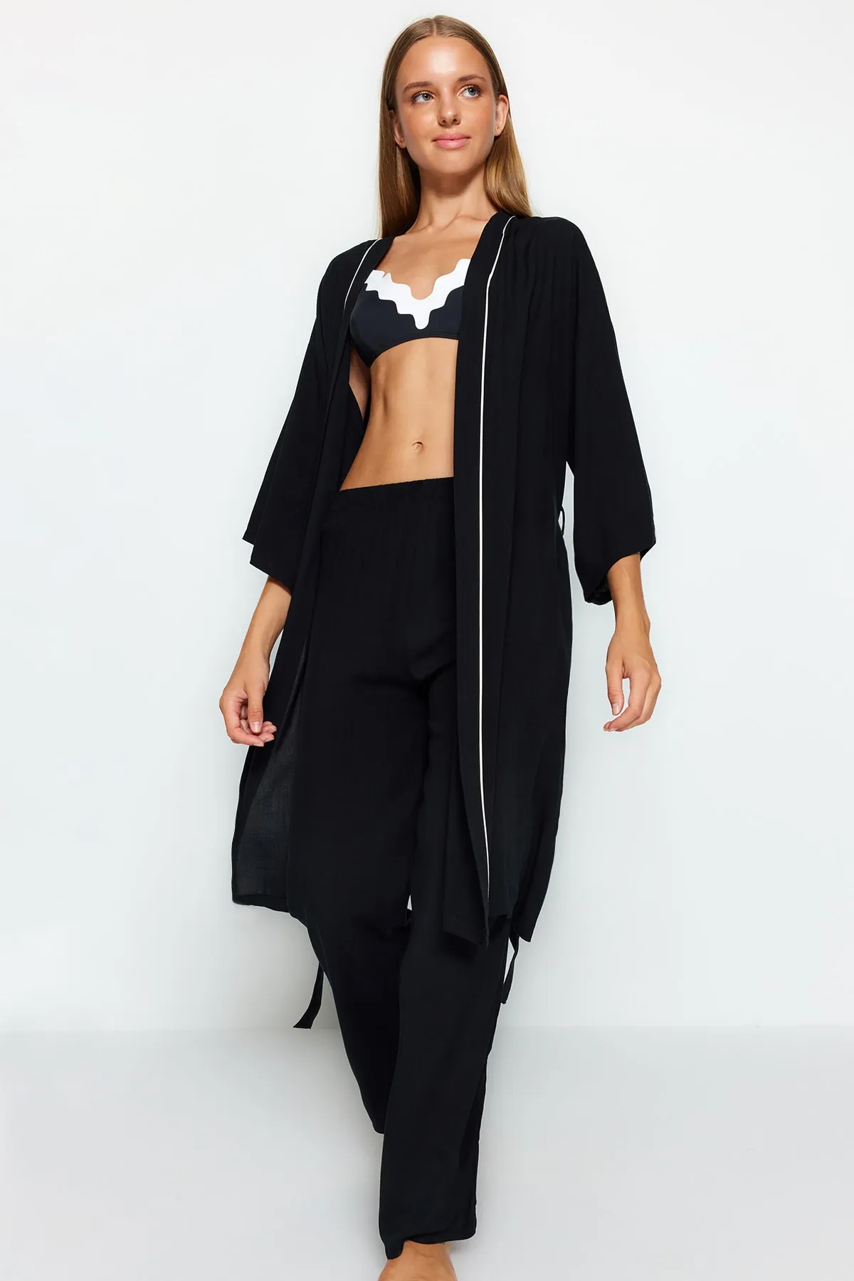Trendyol Collection  Schwarzes 2-teiliges, geripptes Viskose-Morgenmantel-Pyjama-Unterteil, gewebtes Pyjama-Set THMAW24PT00074