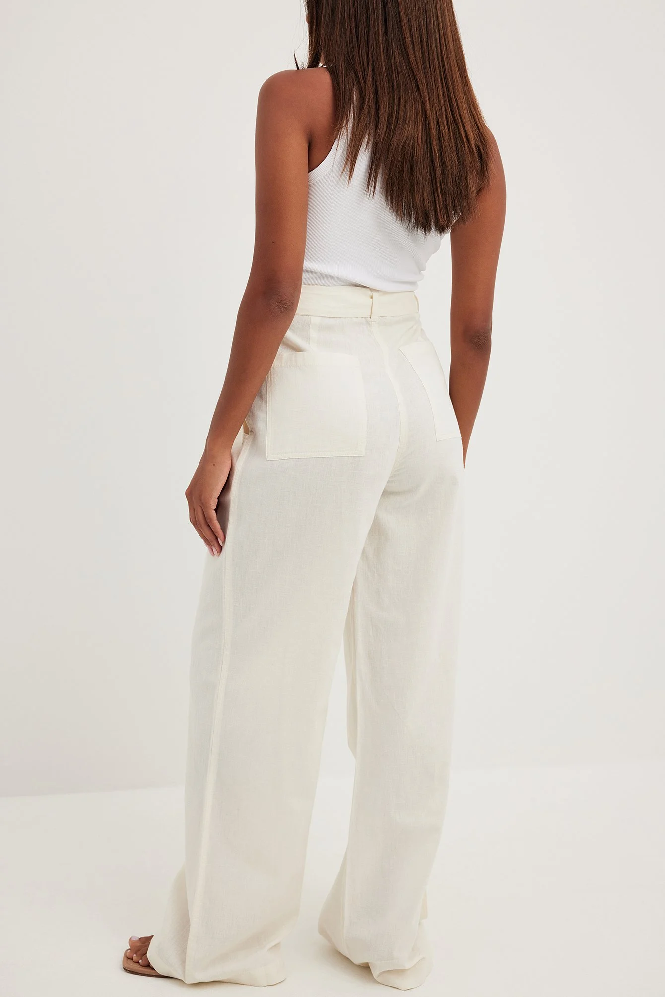 Hose mit weiten Beinen und geschnürter Taille