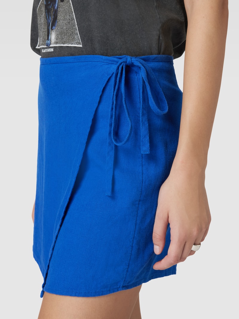 Shorts in Wickel-Optik in royalblau