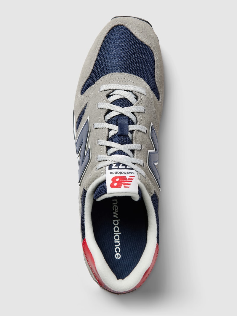 Sneaker mit Label-Details in hellgrau