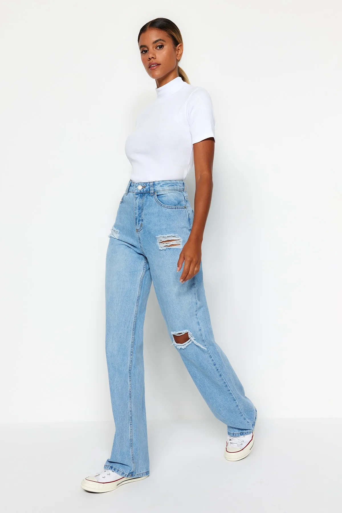 Trendyol Collection  Hellblaue zerrissene Jeans mit hoher Taille und weitem Bein TWOAW23JE00140
