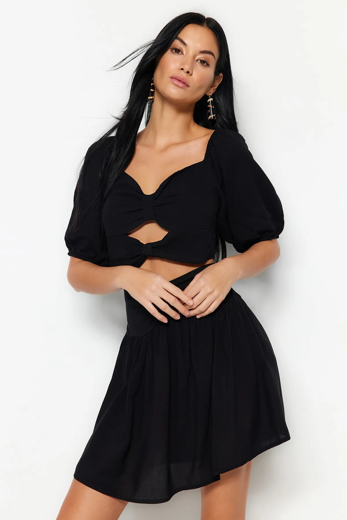 Trendyol Collection  Schwarzes gewebtes Cut-Out/Fenster-Blusenrock-Set TBESS23AU00176
