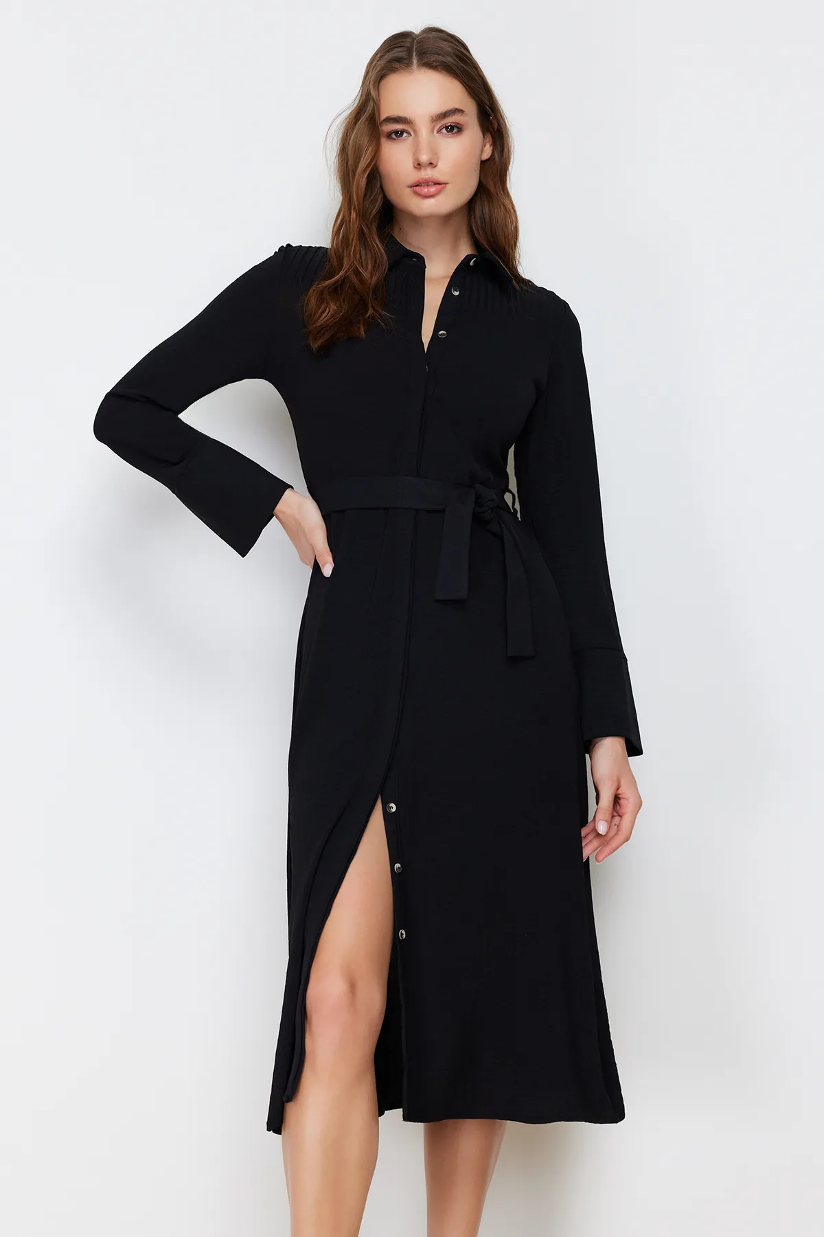 Trendyol Collection  Schwarzes, gewebtes Hemdkleid mit Gürtel und Knöpfen TWOAW24EL00359