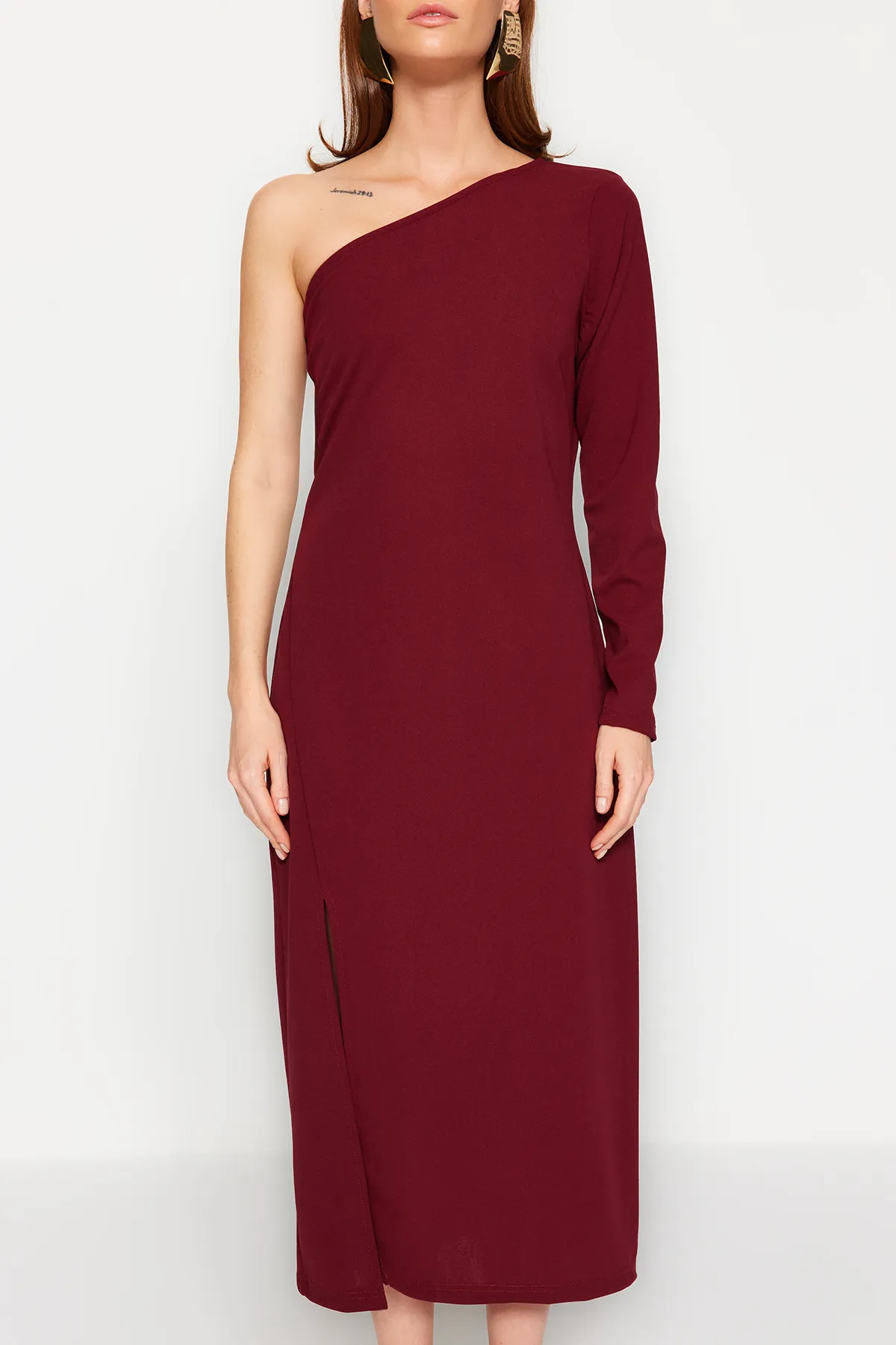 Trendyol Collection  Weinrotes Midi-Strickkleid mit asymmetrischem Ausschnitt und detailliertem Schlitz TWOAW24EL00623