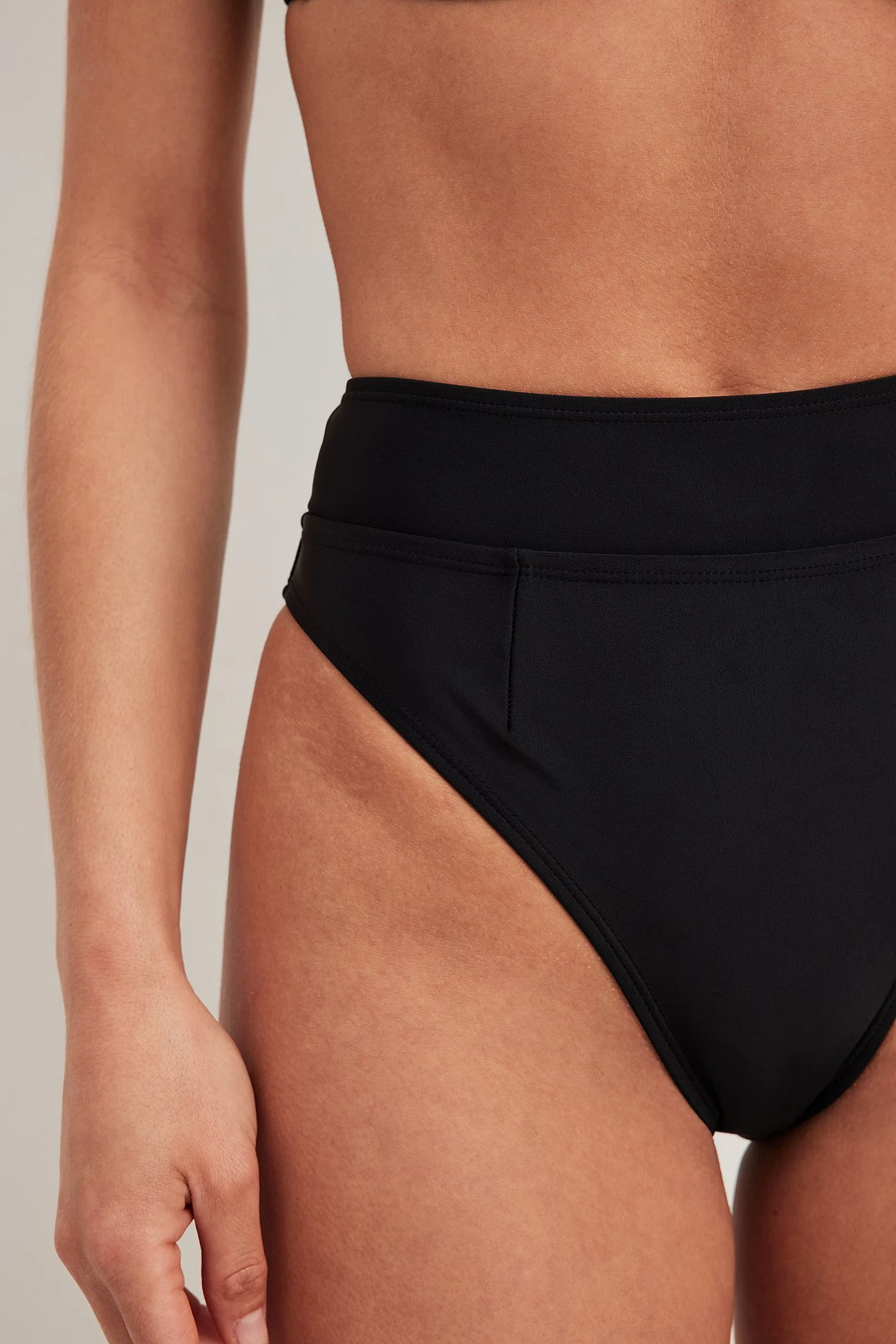 Bikini-Höschen mit hoher Taille und Nahtdetail