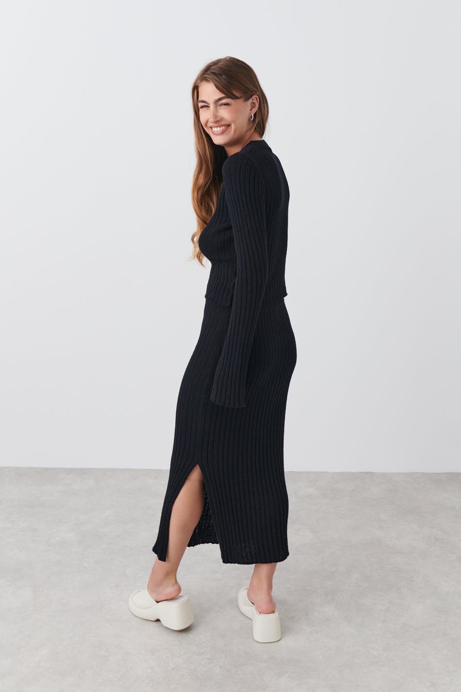 Knitted slit skirt