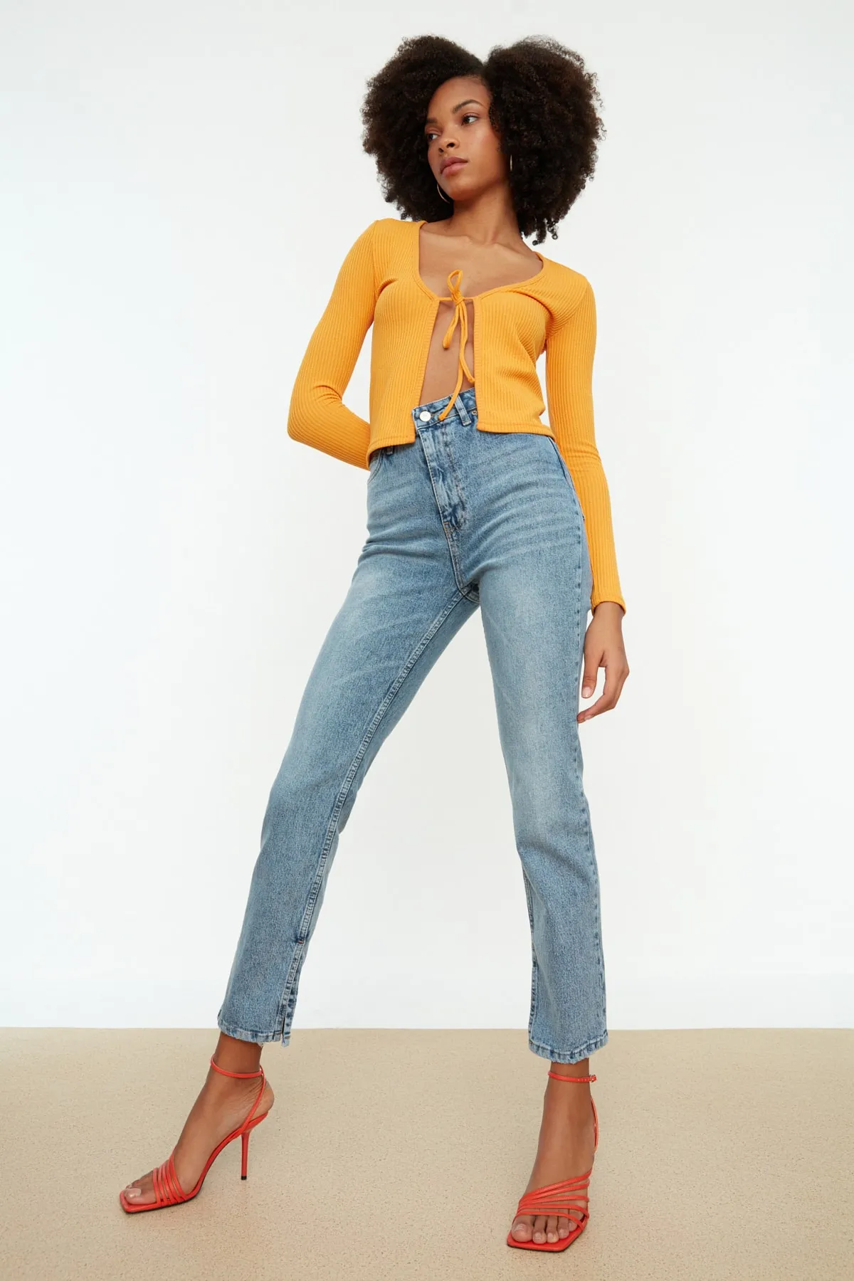 Trendyol Collection  Blaue Jeans mit Schlitz und hoher Taille, gerader Schnitt, TWOSS22JE0430