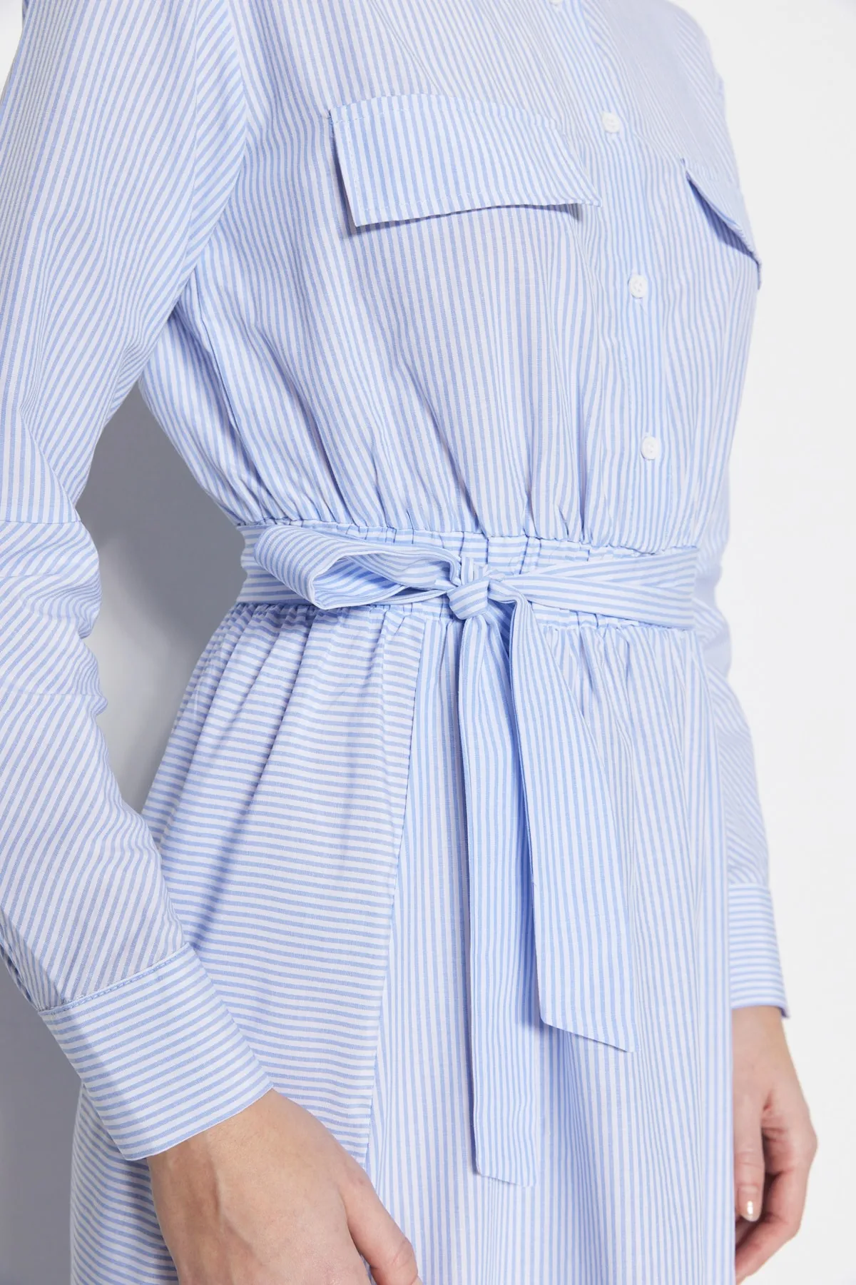 Trendyol Modest  Blaues, gestreiftes, gewebtes Kleid mit Gürtel und Taschendetail TCTSS23EB00065