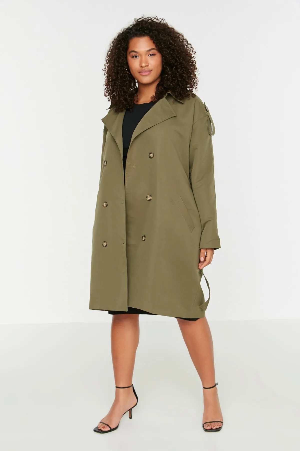 Trendyol Curve  Khakifarbener Trenchcoat mit Schulterklappen, detailliertem Jackenkragen und Gürtel, breiter Passform TBBAW23BM00001