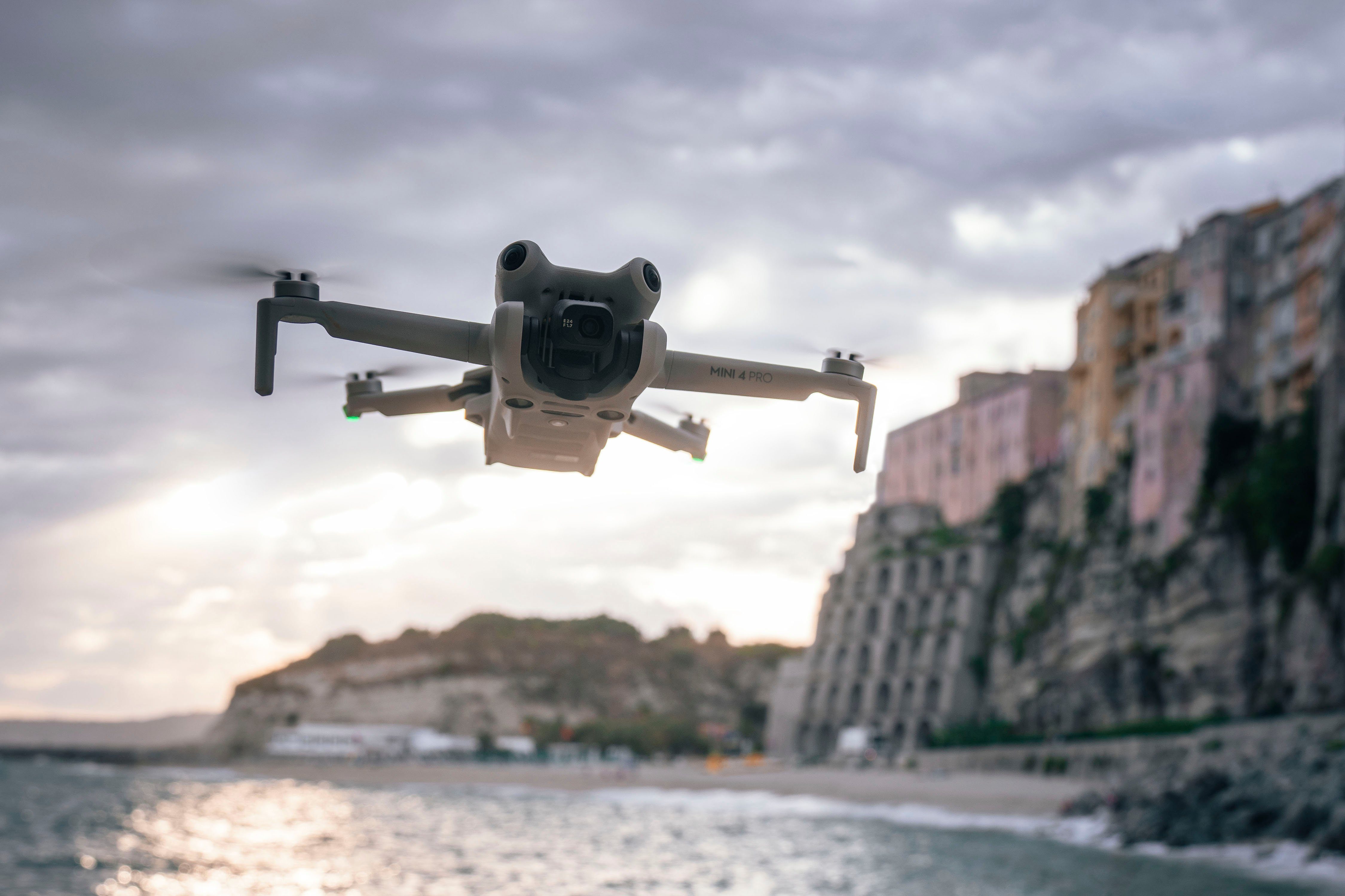 DJI Mini 4 Pro Fly More Combo (DJI RC 2) (GL) Drohne (4K Ultra HD)