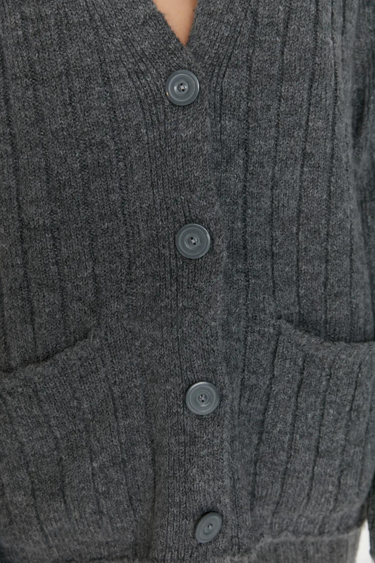Trendyol Collection  Anthrazitfarbenes, weit geschnittenes Set aus Oberteil und Unterteil aus weicher Strickware TWOAW22AU0128