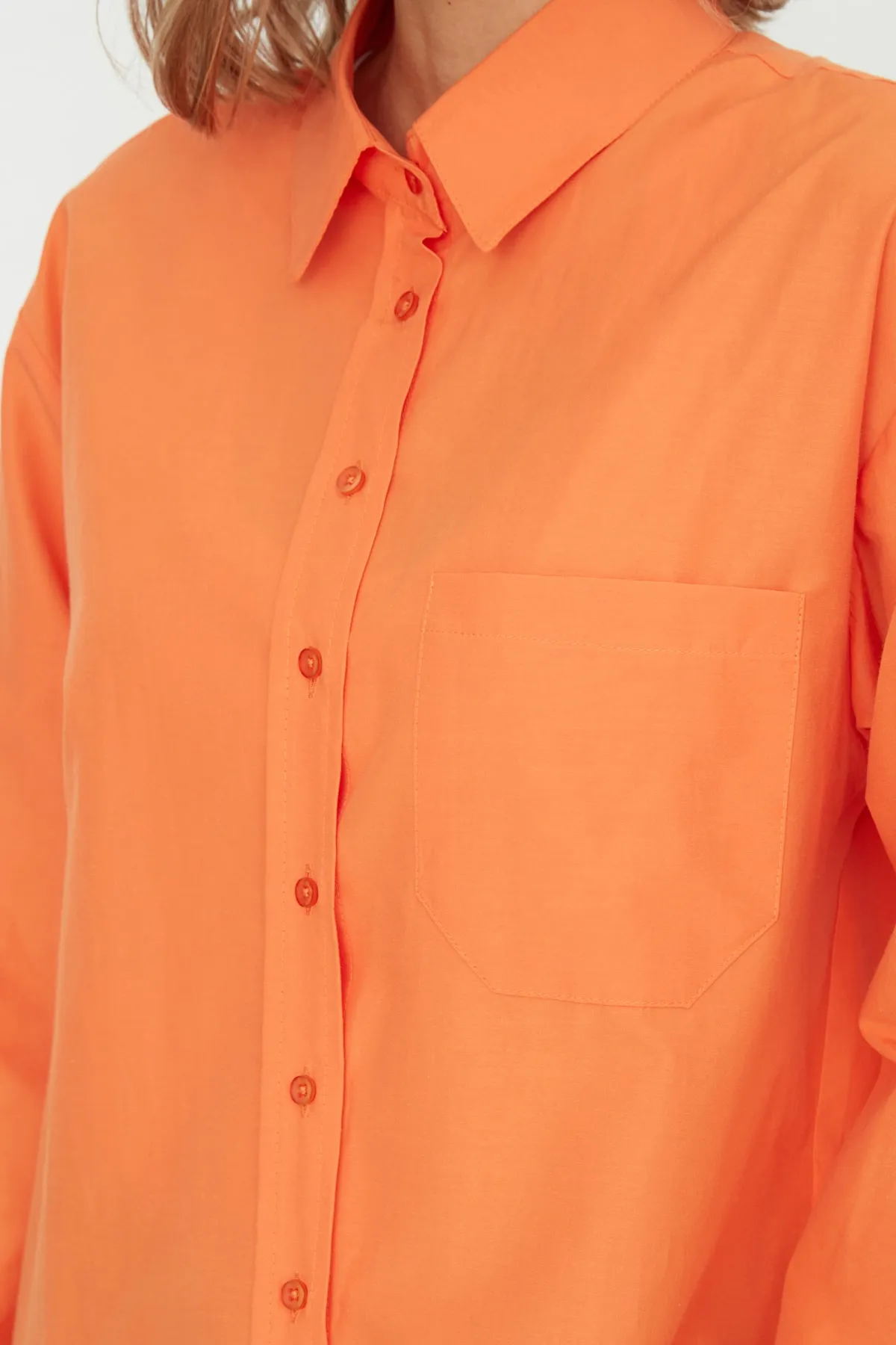 Trendyol Collection  Orangefarbenes Boyfriend-Hemd aus Baumwollgewebe mit weiter Passform und einer Tasche TWOAW20GO0115