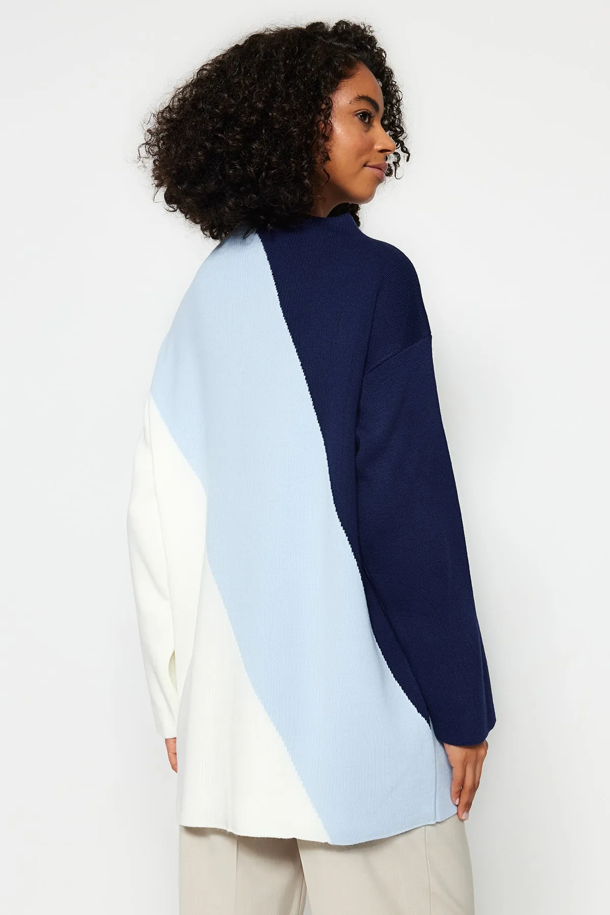 Trendyol Modest  Marineblauer Farbblock-Strickpullover mit hohem Kragen TCTAW24AK00006
