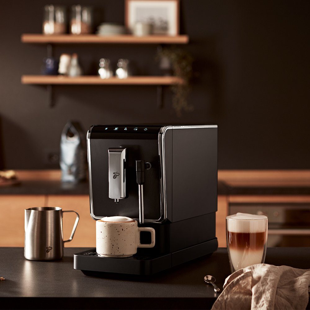 Tchibo Kaffeevollautomat Esperto Latte für Caffè Crema, Espresso, Cappuccino und Milchschaum, Intense+ -Technologie: für stärkeren Kaffee per Taste