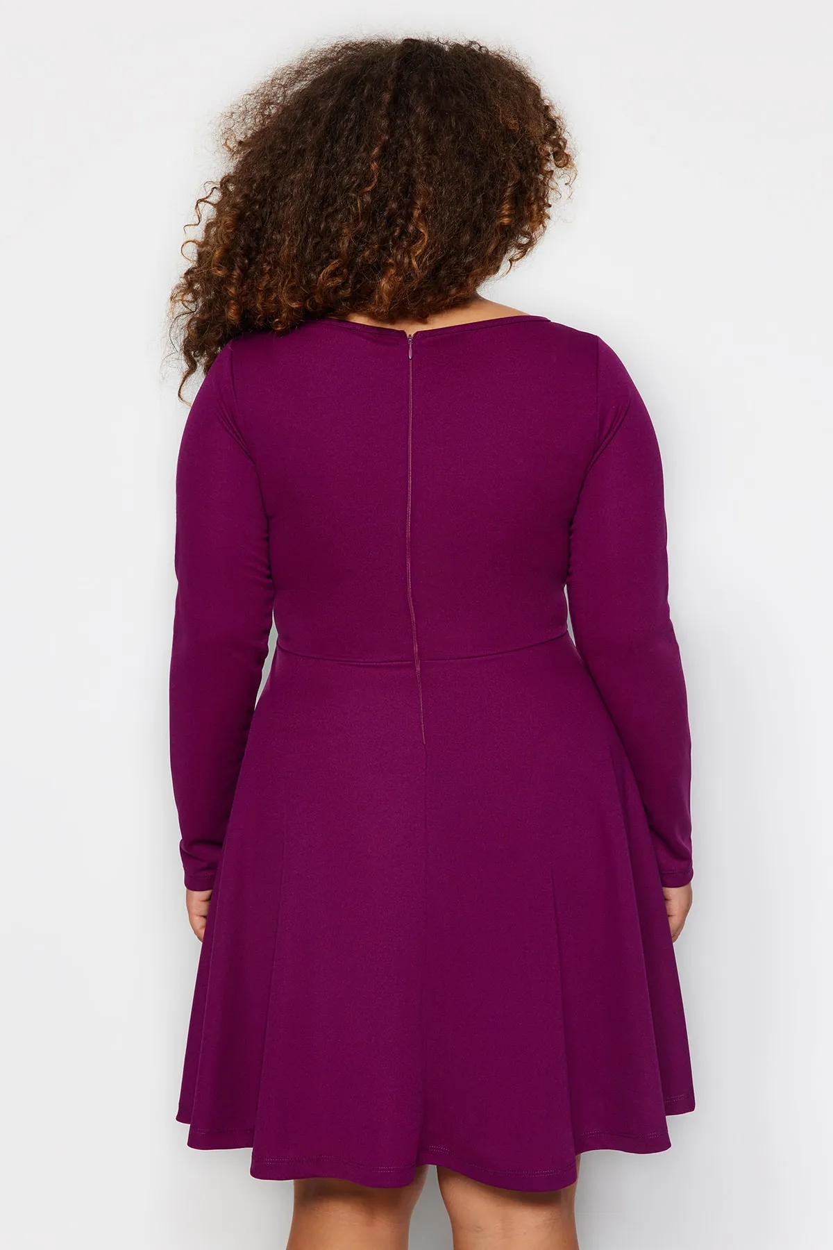 Trendyol Curve  Dunkelviolettes Mini-Strickkleid mit Taillenöffnung TBBAW24AH00061