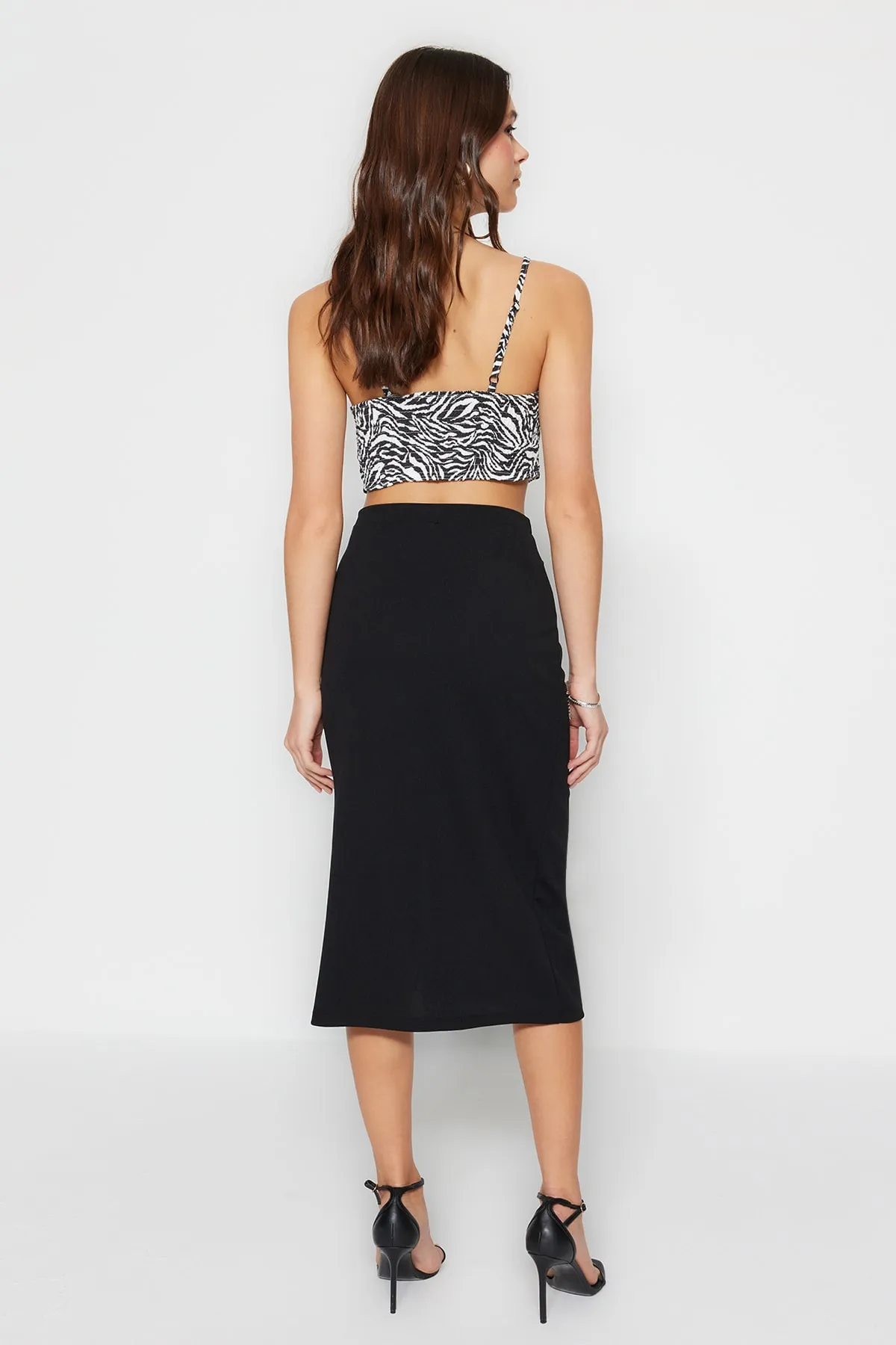 Trendyol Collection  Schwarzer Midi-Strickrock aus Kreppstoff mit Drapierung und Schlitzdetail TWOSS23ET00316