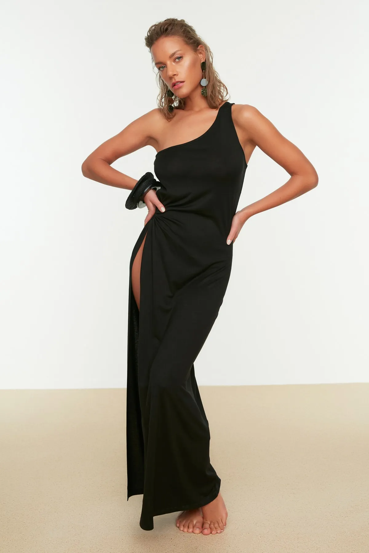 Trendyol Collection  Schwarzes, figurbetontes Maxi-Strandkleid mit Schlitz und One-Shoulder-Träger TBESS22EL0706
