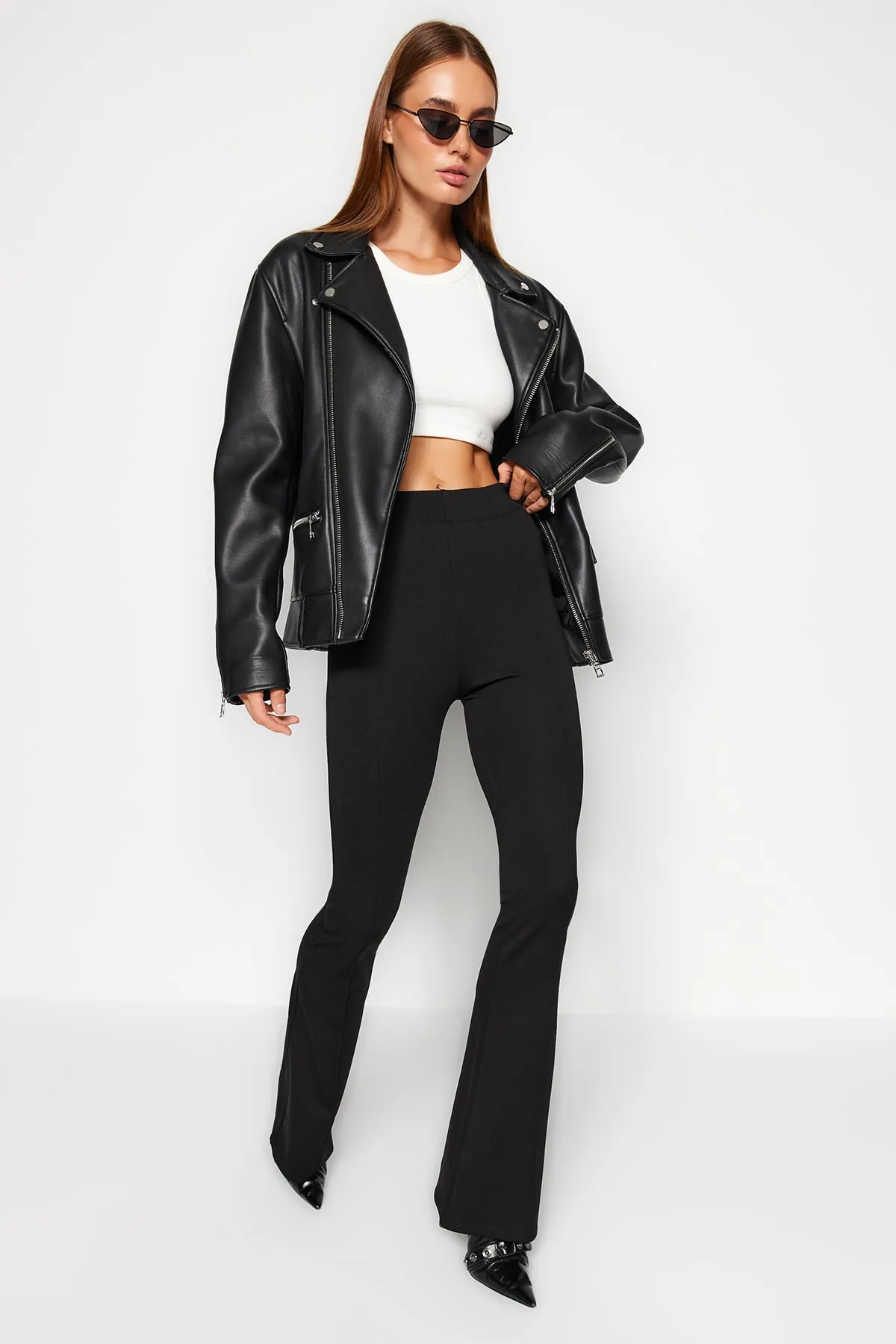 Trendyol Collection  Schwarze Strick-Leggings mit elastischem Bund und geripptem Schlag/Spanisches Bein mit hoher Taille TWOAW22PL0107