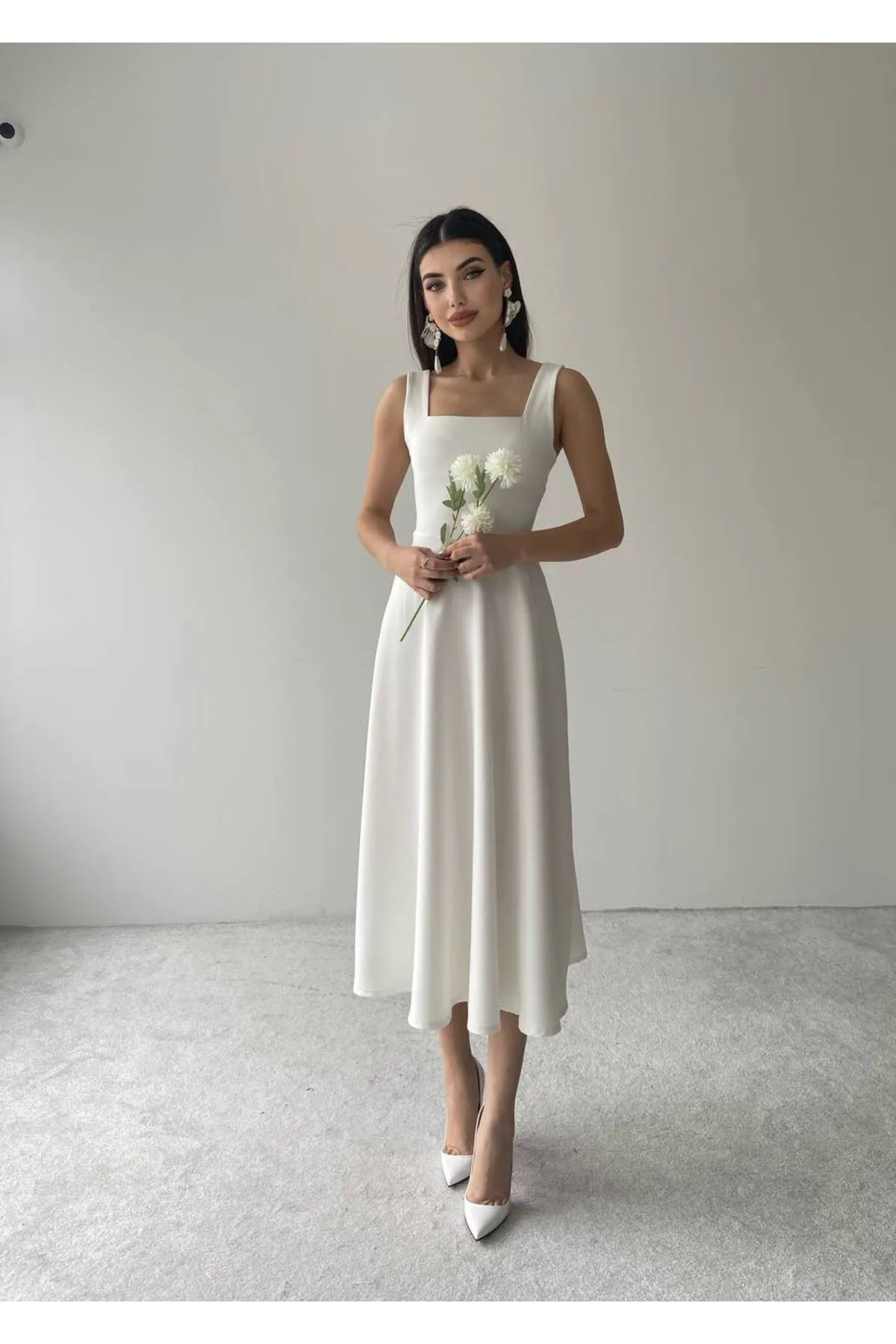 SONREİR  JESICA-KLEID MIT DICKEN TRÄGERN UND QUADRATISCHEM YEKA-DETAIL