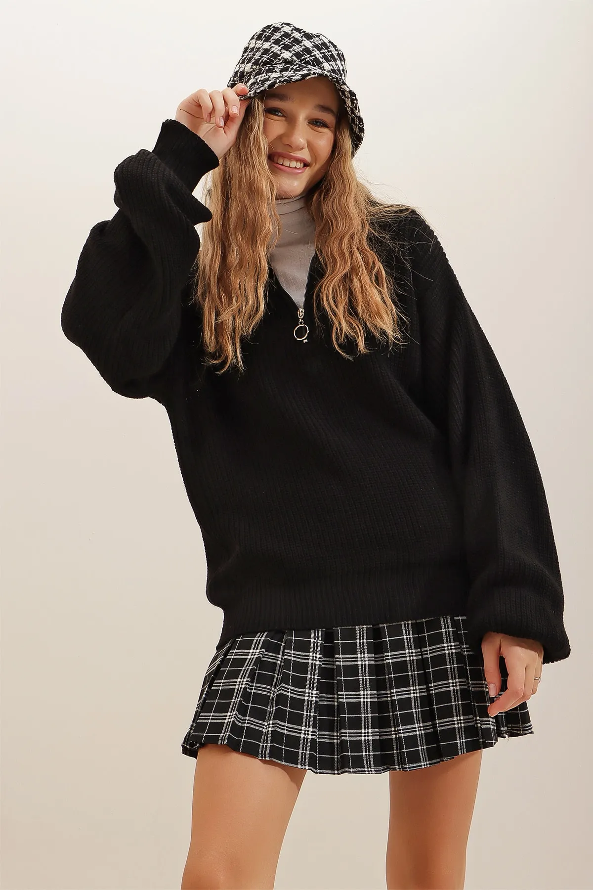 Trend Alaçatı Stili  Schwarzer Damen-Strickpullover Thessaloniki mit Stehkragen und Reißverschluss vorne ALC-X7222
