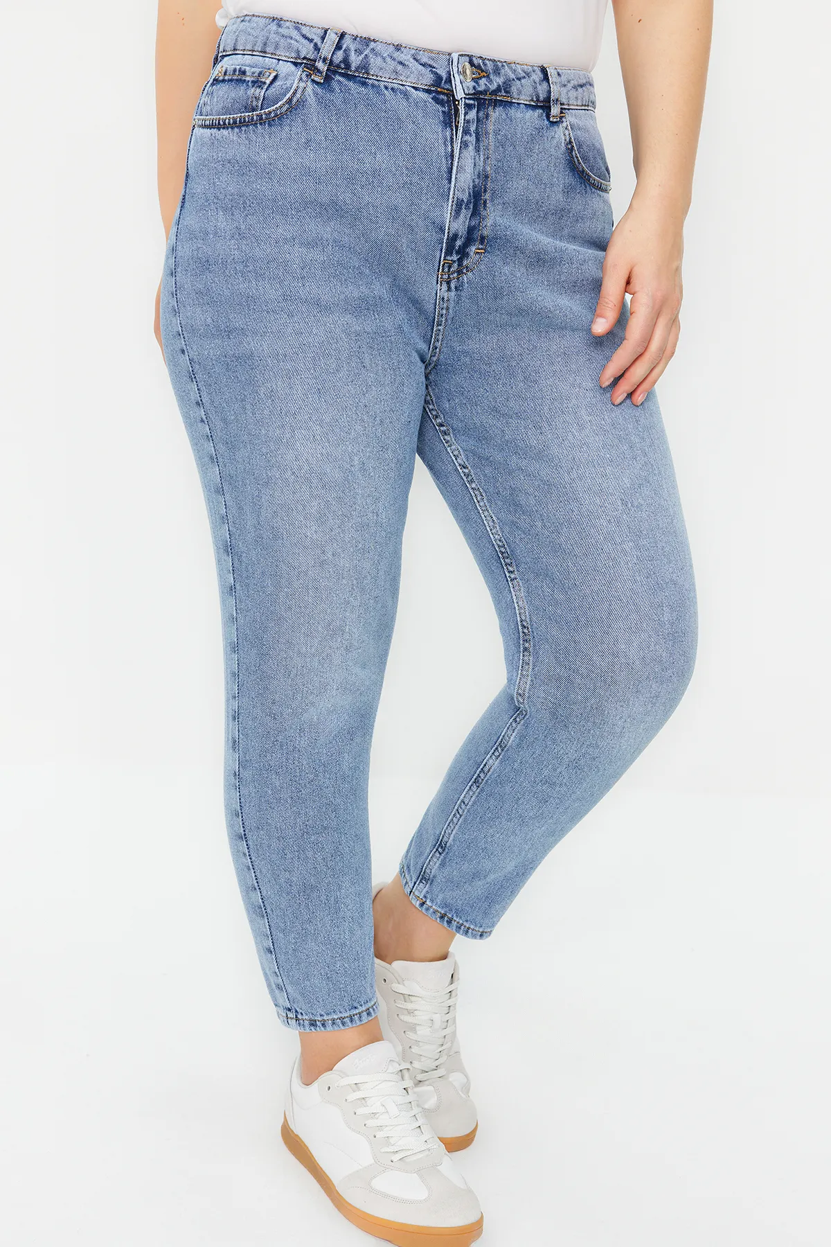 Trendyol Curve  Hellblaue High-Bel-Mom-Jeans TBBAW24CJ00075