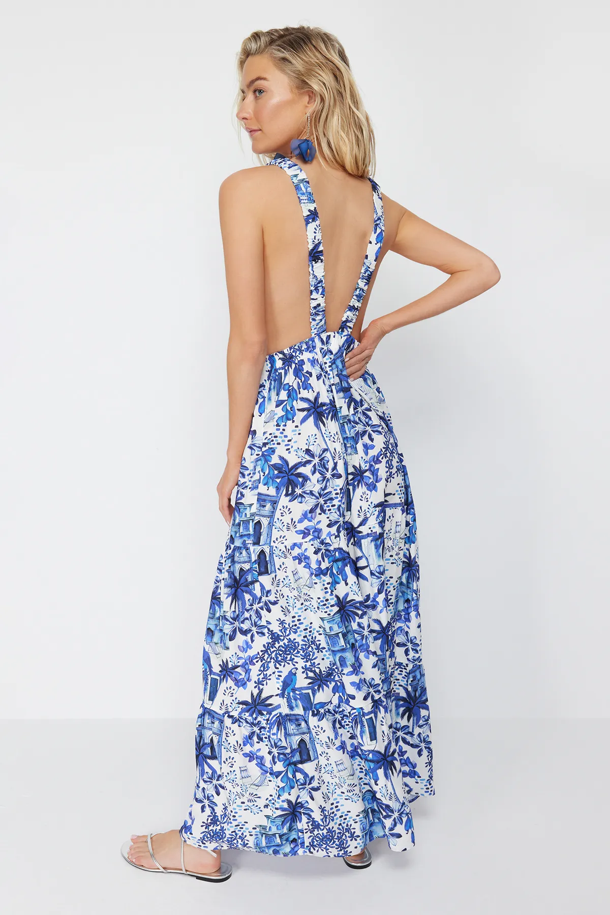 Trendyol Collection  Rückenfreies Maxi-Strandkleid aus Webstoff mit tropischem Muster TBESS24EL00009