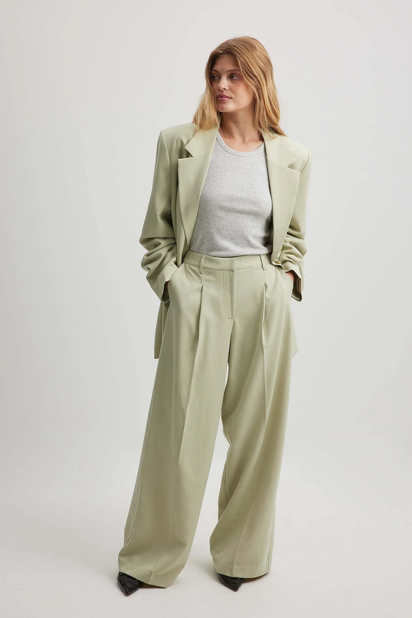 Anzughose mit mittelhoher Taille und Bundfalte