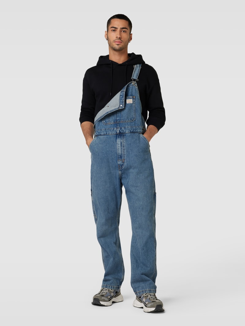 Latzhose mit Label-Patch in jeans