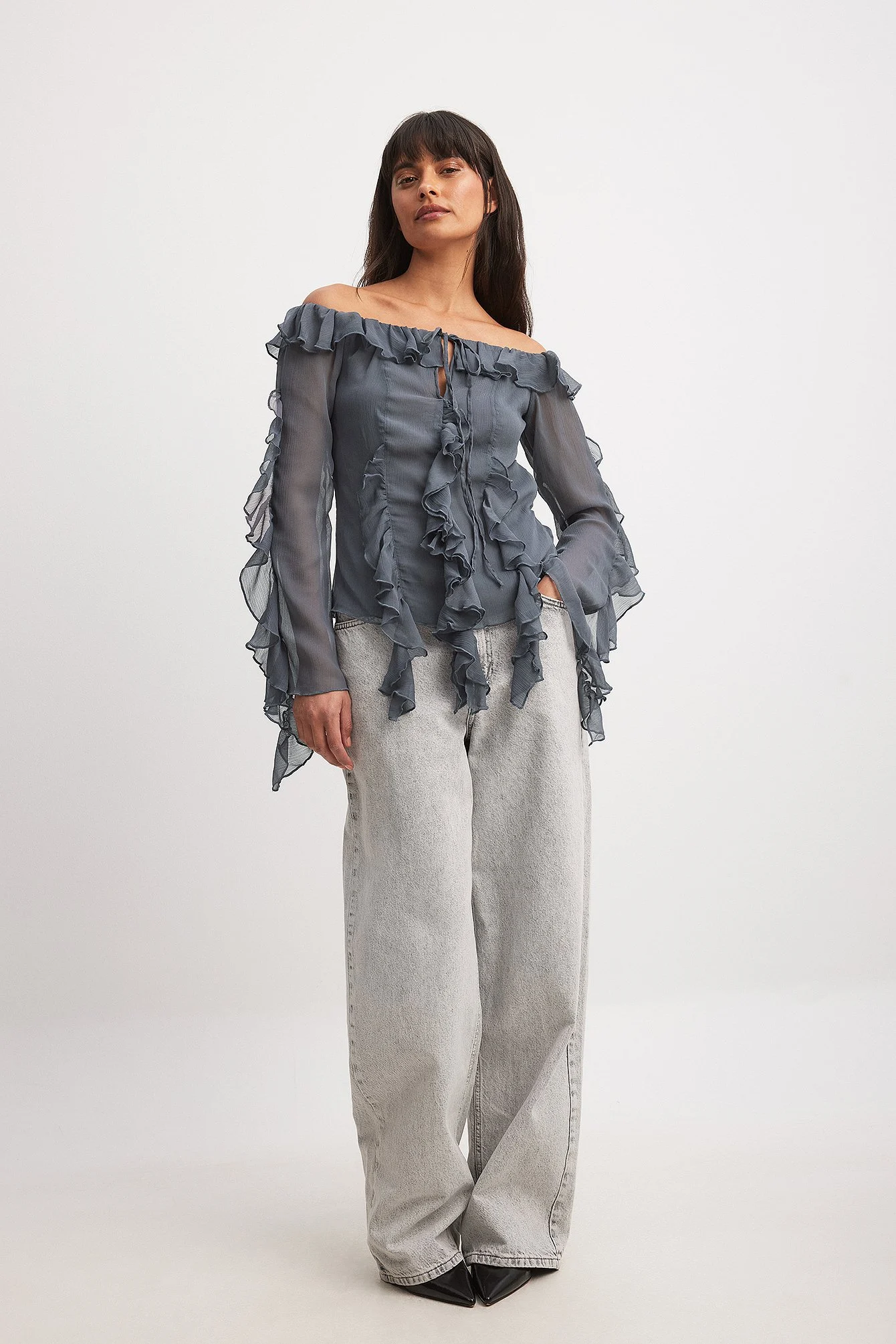 Schulterfreie Chiffonbluse mit Rüschen