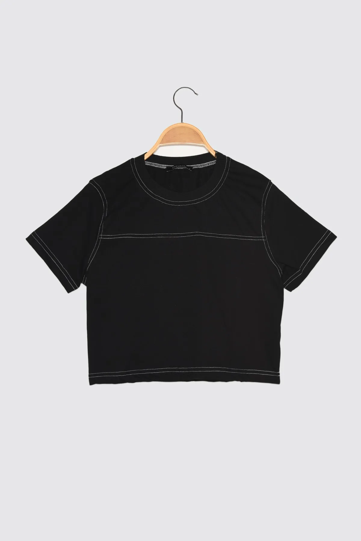 Trendyol Collection  Schwarzes, kurz geschnittenes, gestricktes Sport-T-Shirt mit Rundhalsausschnitt TWOSS21TS0770