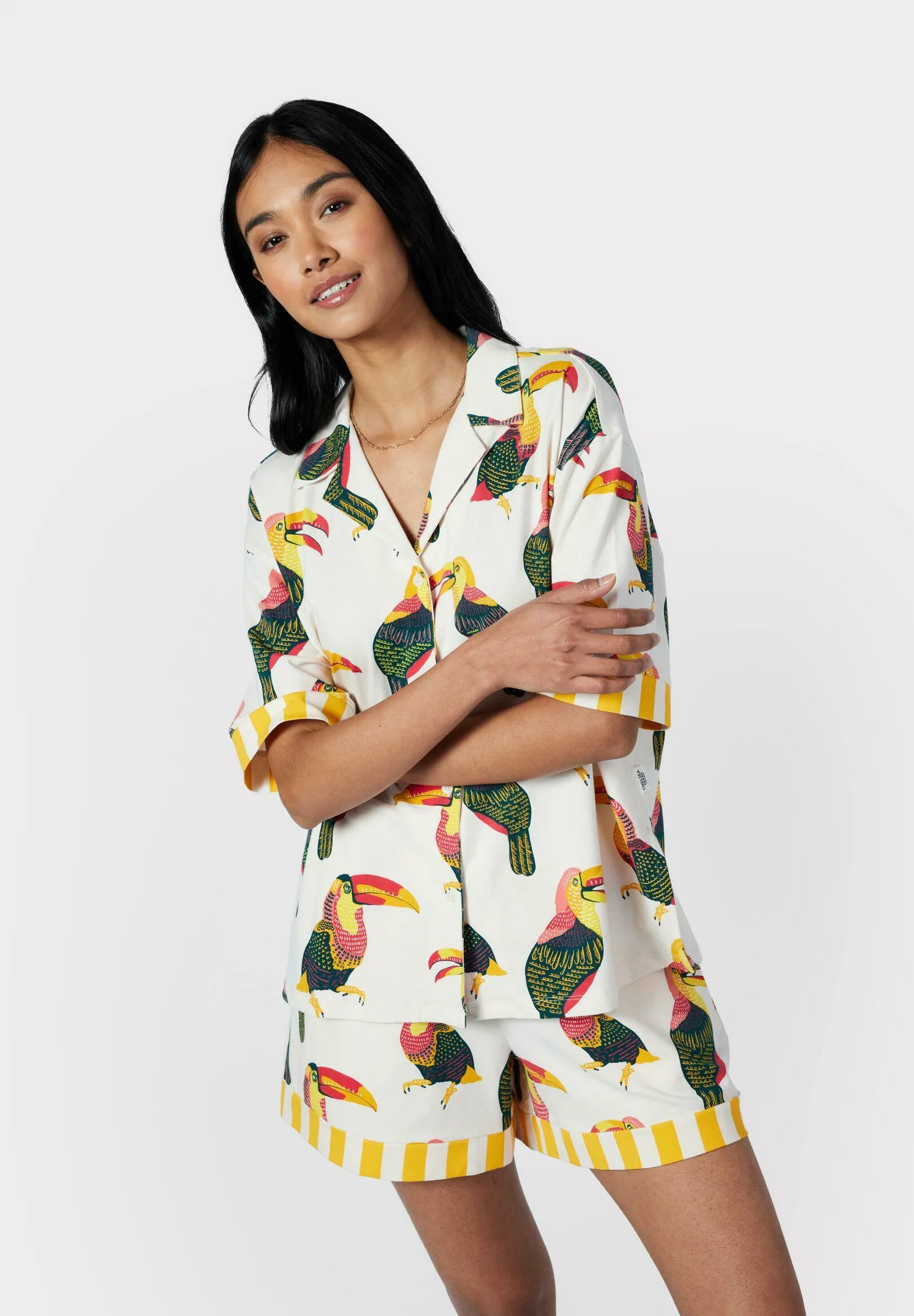 Pijama Chelsea Peers con botones y estampado de tucán