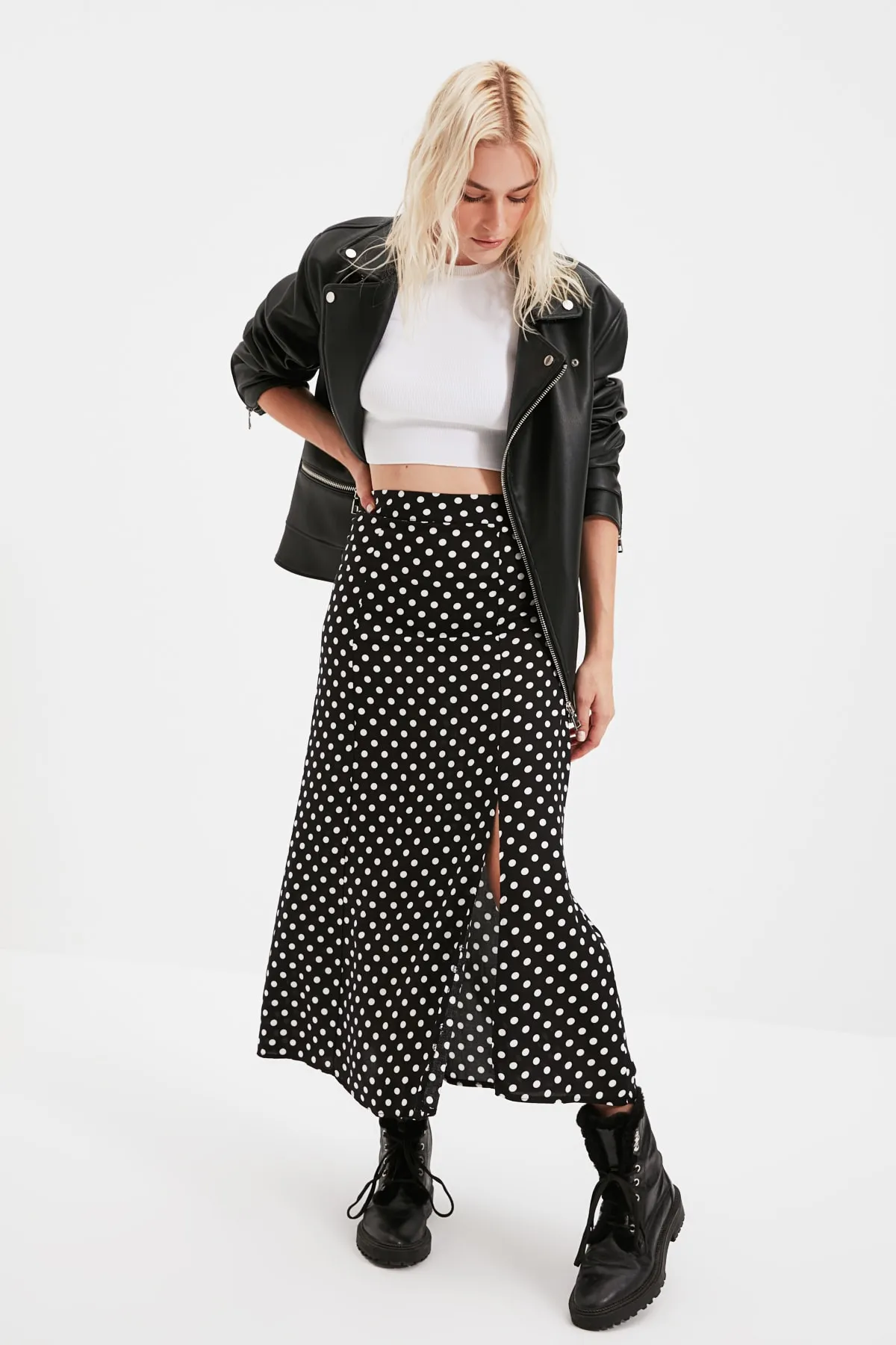 Trendyol Collection  Schwarzer Midi-Webrock aus Viskosestoff mit gepunktetem Schlitz und detailliertem Detail TWOAW20ET0205
