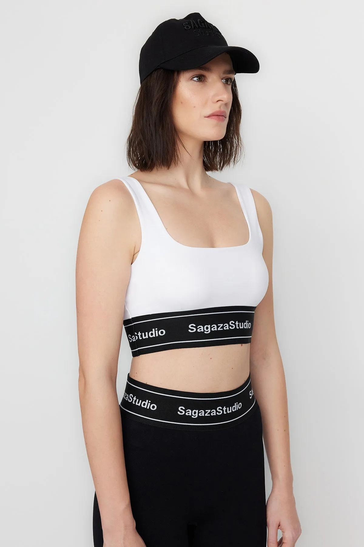 Trendyol Collection  X Sagaza Studio Weißer Supportive Recovery Sport-BH mit eckigem Kragen TCLSS23SS00002