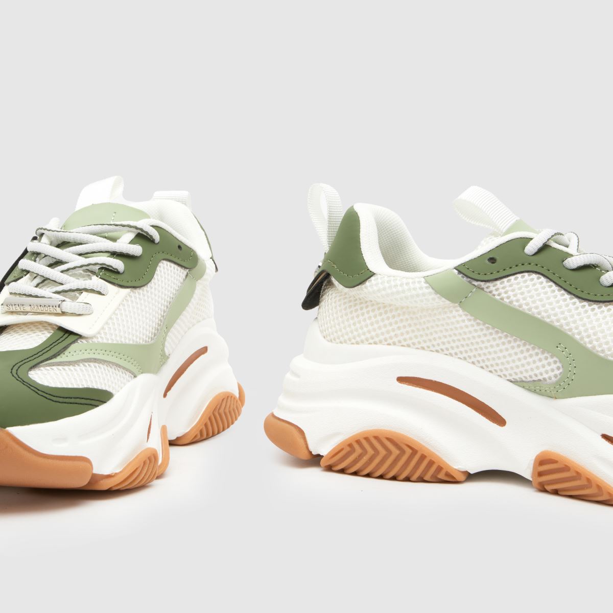 Steve Madden – Kakifärgade träningsskor med possession-motiv