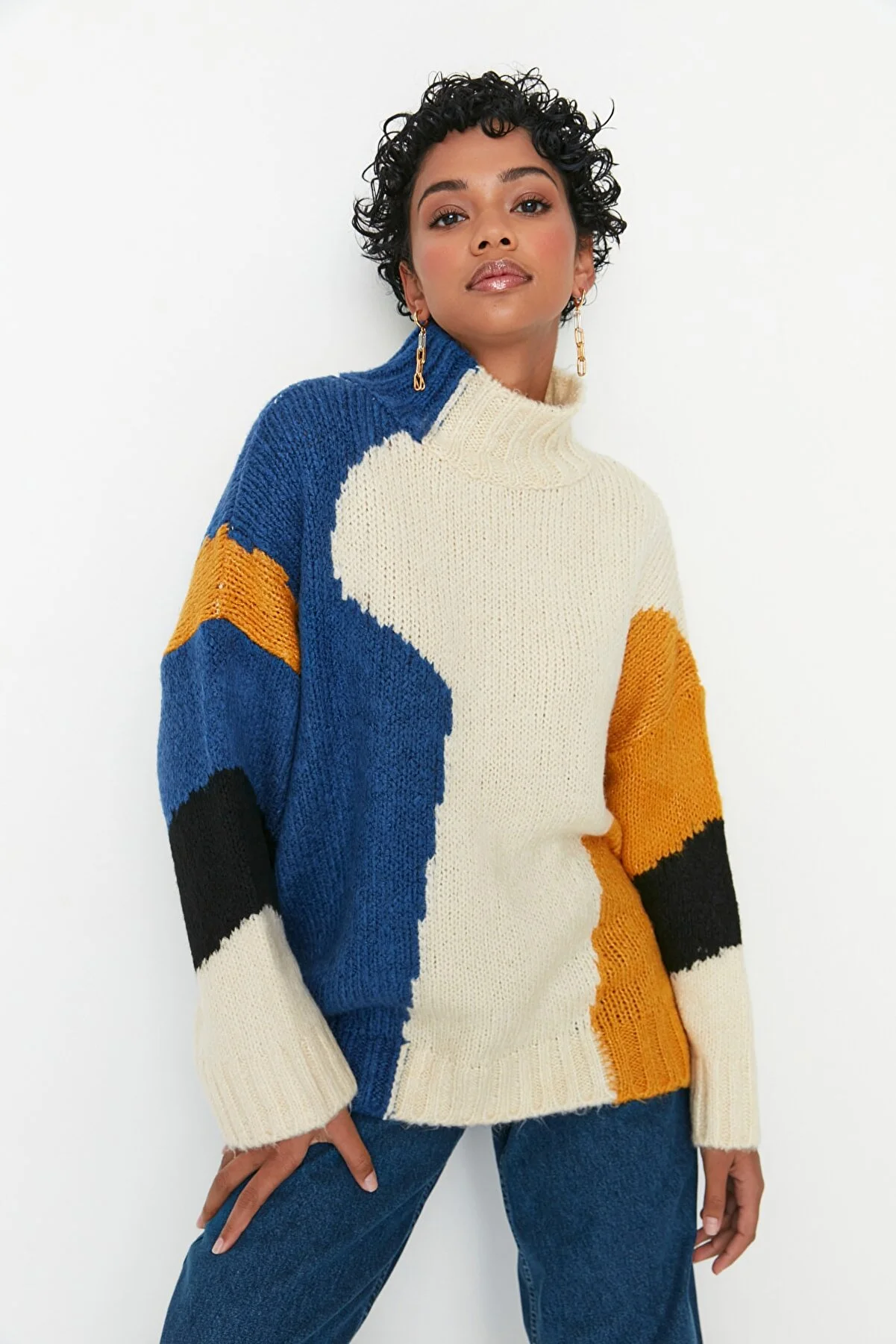 Trendyol Collection  Mehrfarbiger Strickpullover mit weicher Textur und Farbblockdesign TWOAW20XS0047