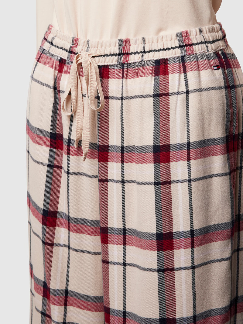 Set aus Pyjama und Hausschuhen in beige