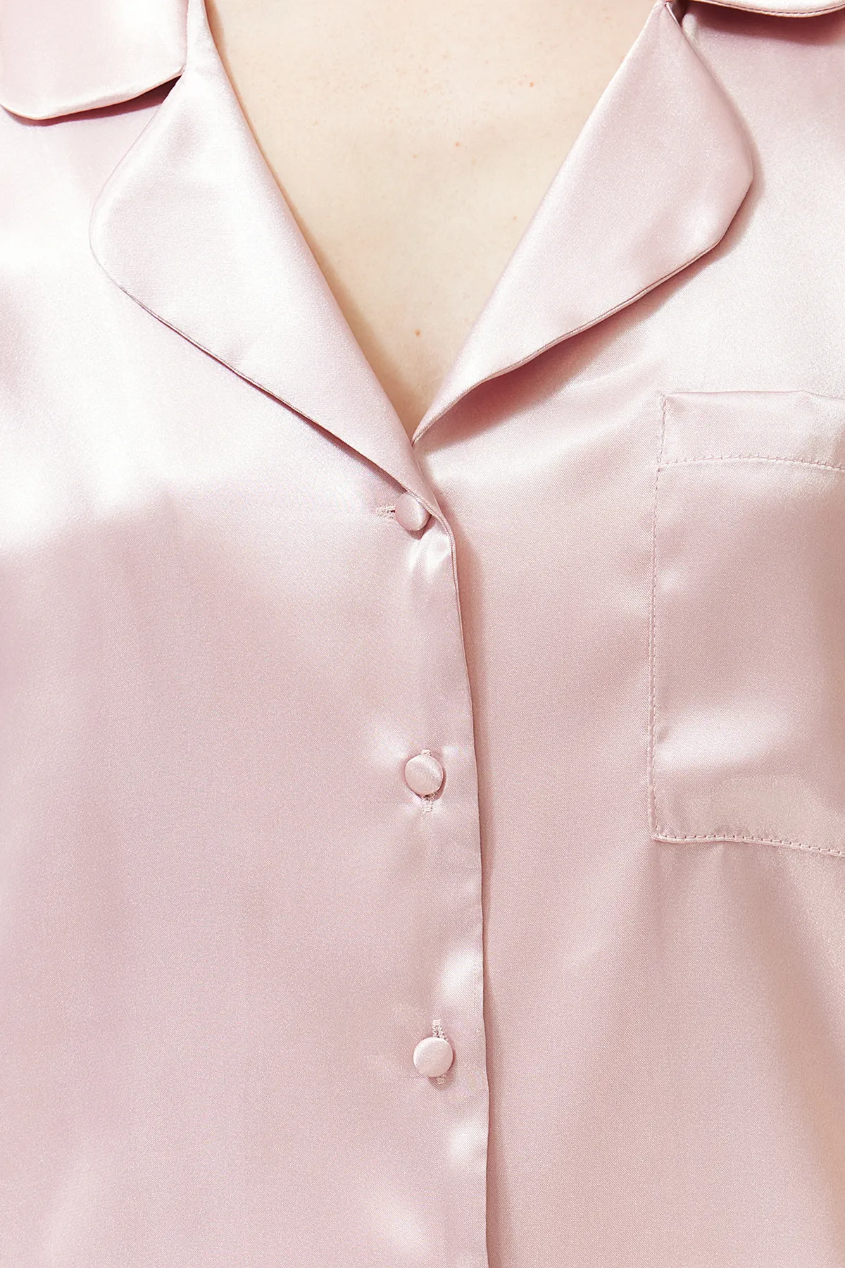 Trendyol Collection  Rosa Pyjama-Set aus gewebtem Satin mit Rüschen und Details THMSS24PT00090