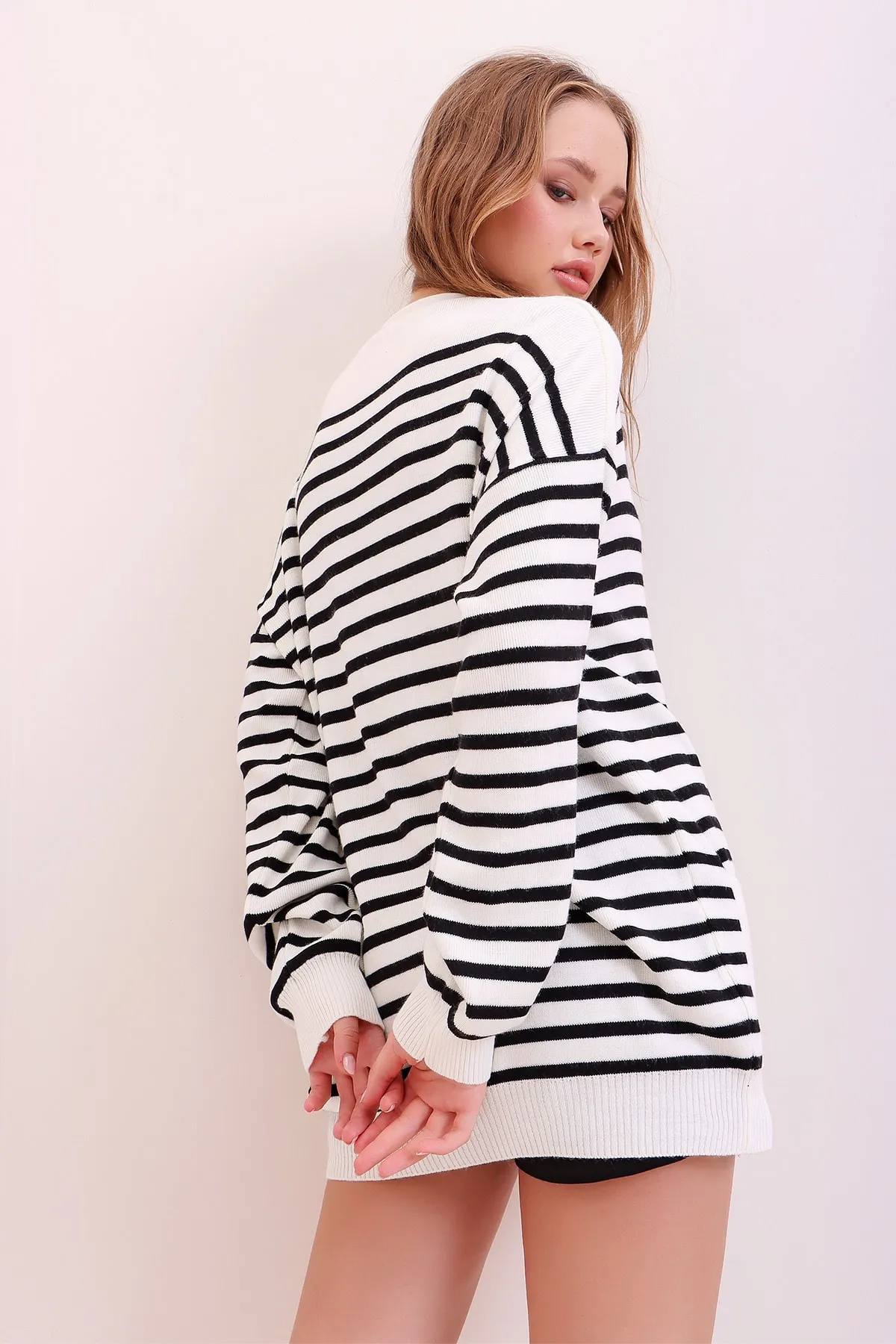 Trend Alaçatı Stili  Weißer Oversize Premium Cardigan mit Streifen und Doppeltasche für Damen ALC-X6866