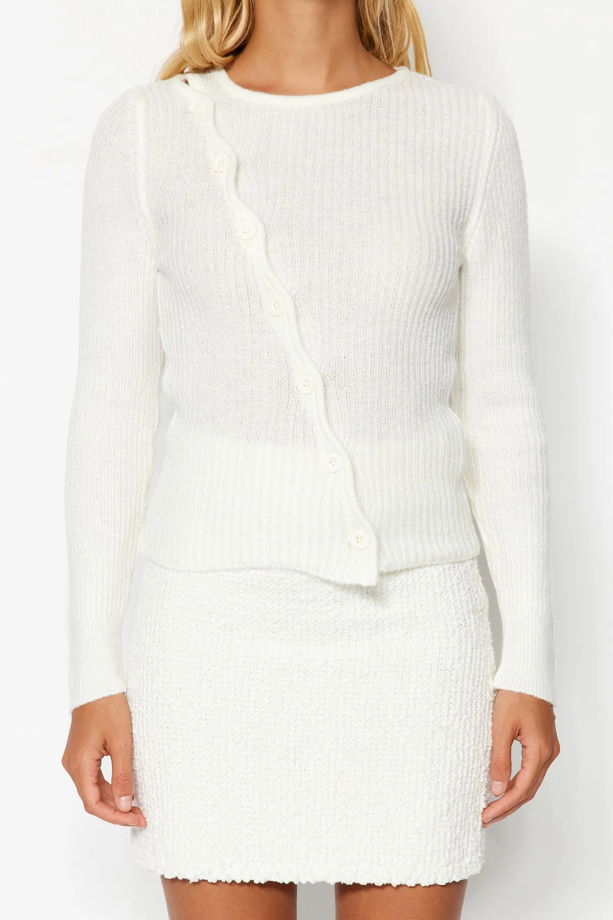 Trendyol Collection  Weißer, weich strukturierter Pullover mit Knöpfen TWOAW24KZ01079