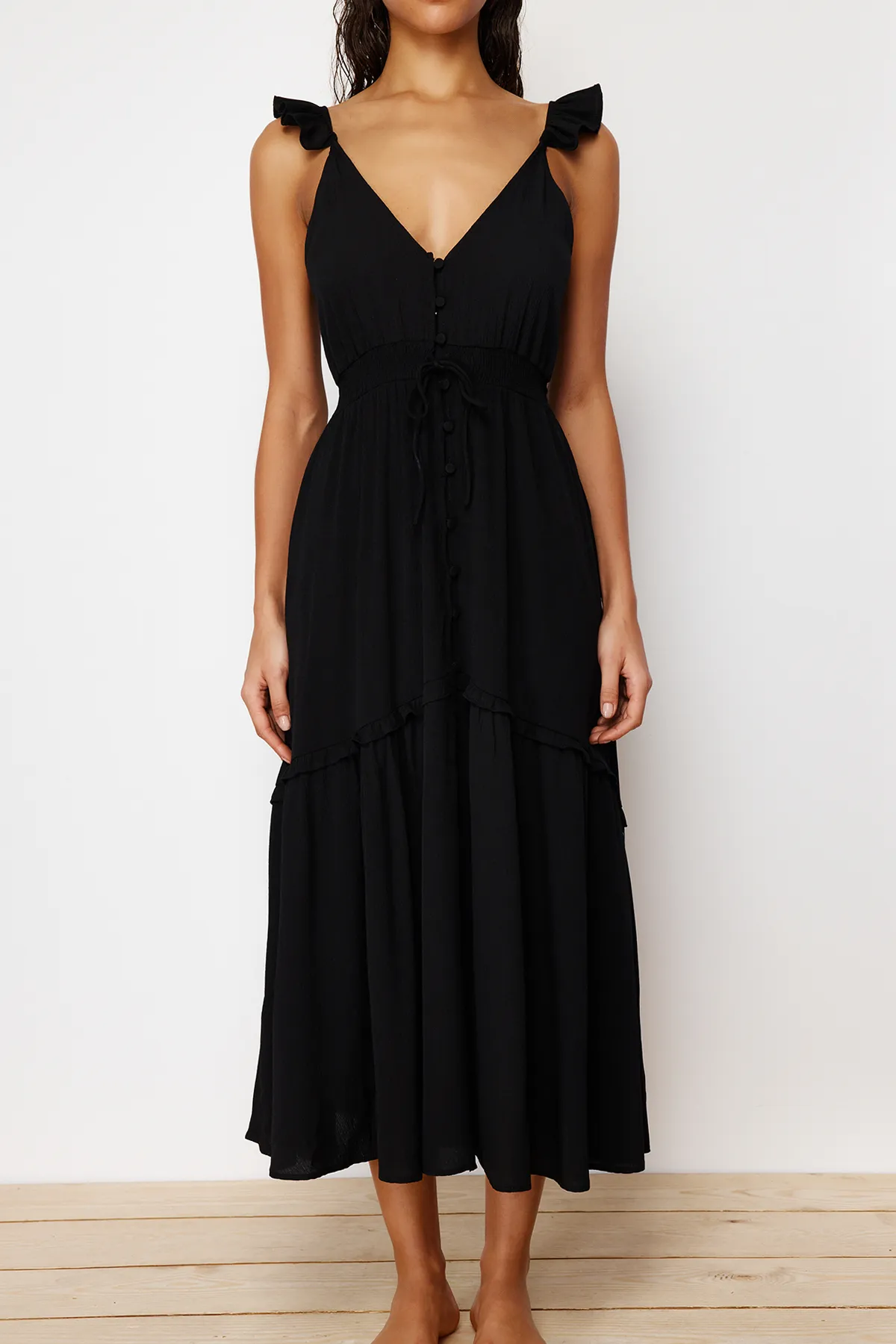 Trendyol Collection  Schwarzes Maxi-Strandkleid mit gewebten Rüschen TBESS24EL00092