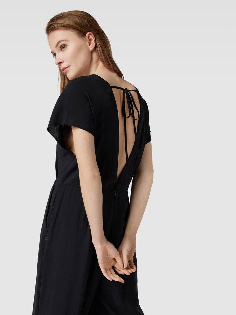 Jumpsuit mit V-Ausschnitt in schwarz