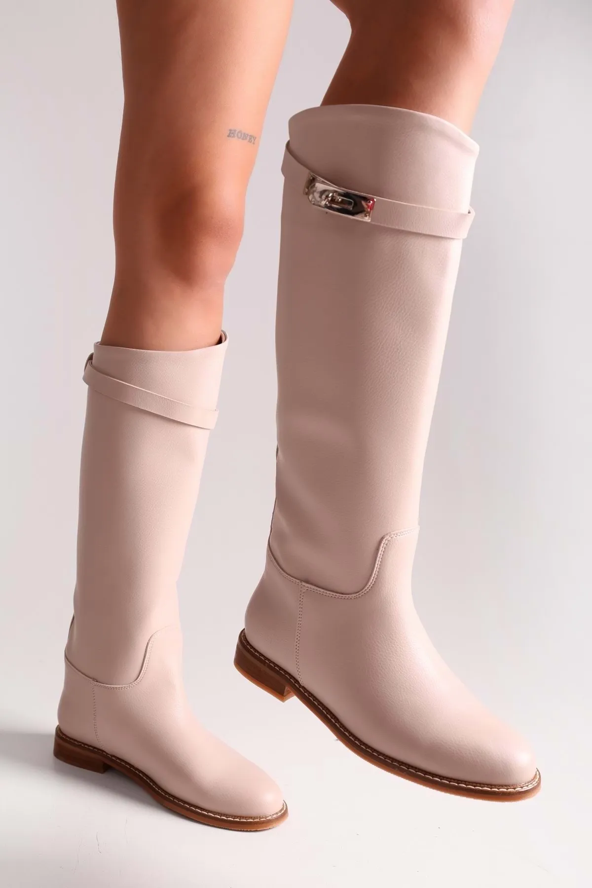 Shoeberry  Damen-Reitstiefel Larissa aus beigem Leder mit Schnallen Beiges Leder