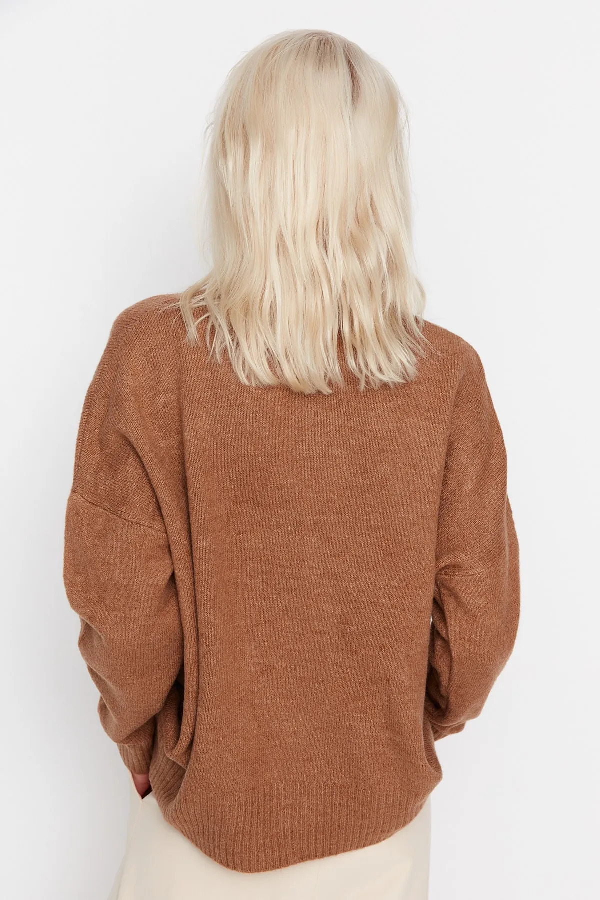 Trendyol Collection  Hellbrauner, weich strukturierter Strickpullover mit Stehkragen und weiter Passform TWOAW23KZ00469