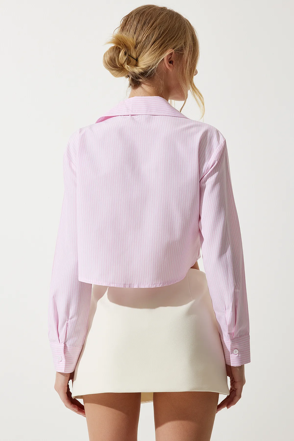 Happiness İstanbul  Hellrosa Premium-Crop-Shirt mit Blumenbrosche für Damen UL00017