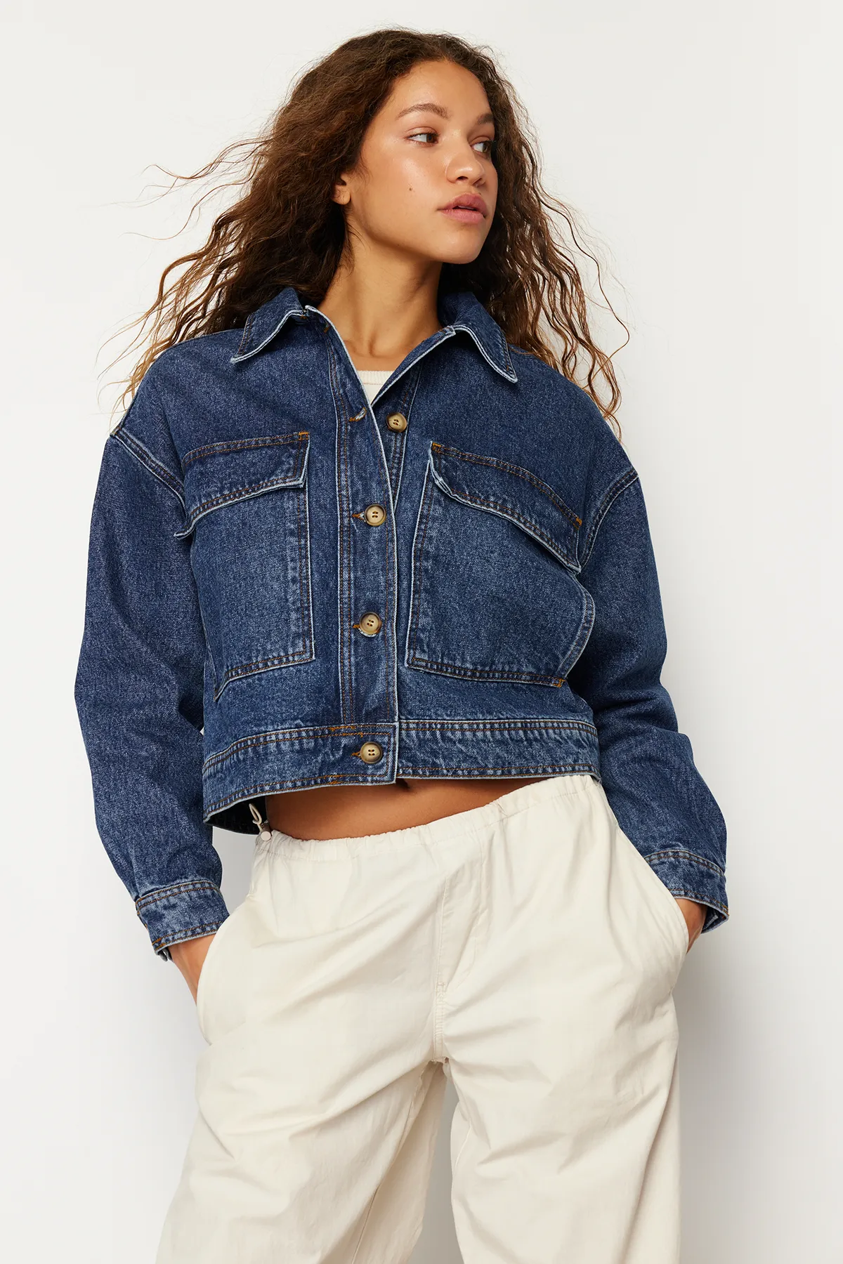 Trendyol Collection  Dunkelblaue, nachhaltigere Jeansjacke mit Taschendetail TWOSS24CE00029