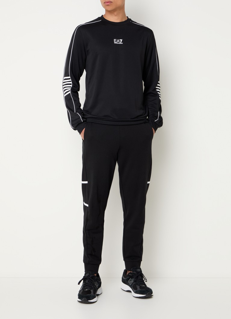 Pantaloni de trening slim fit de la Emporio Armani, cu logo și buzunare laterale.