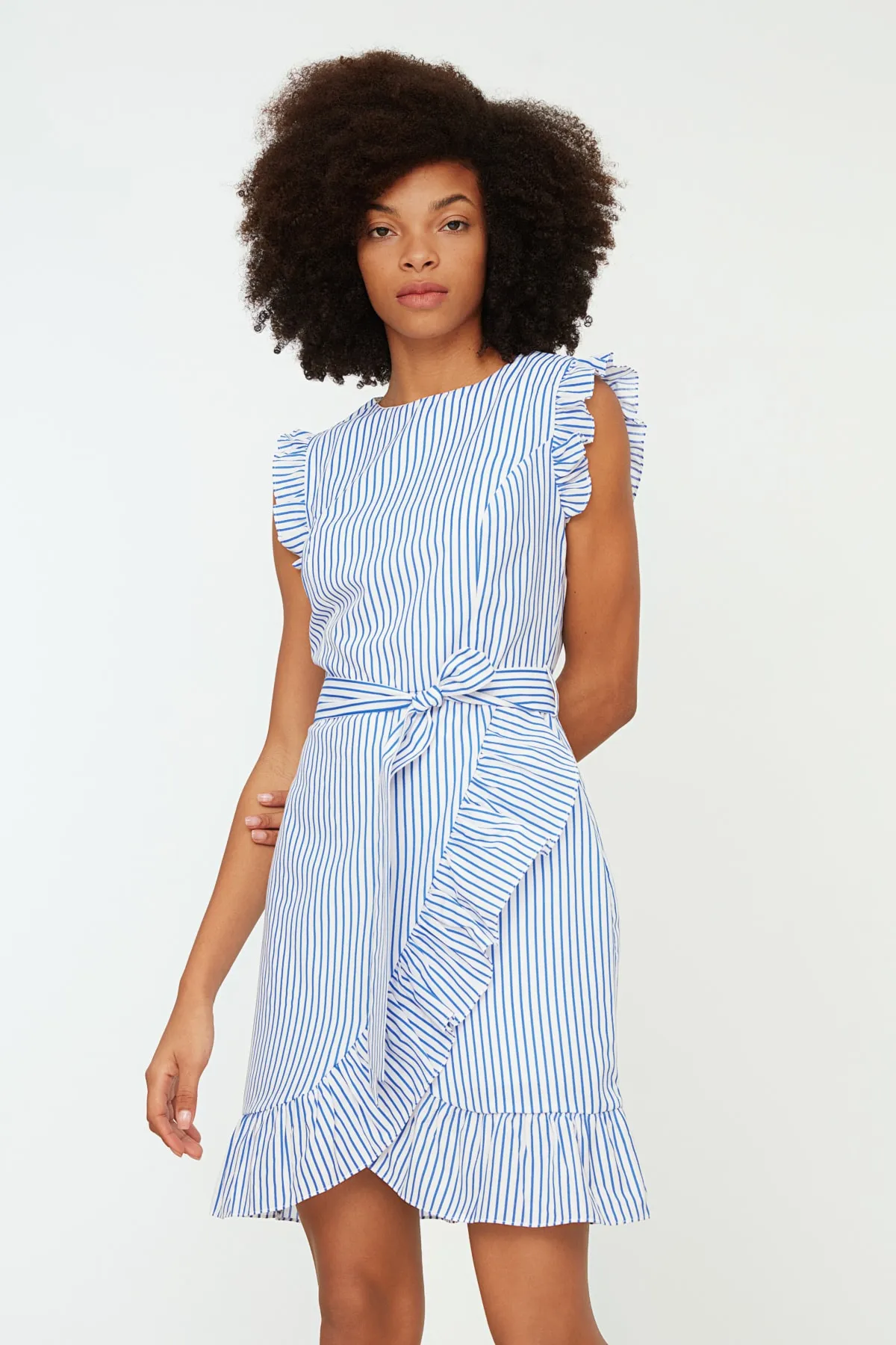 Trendyol Collection  Blaues, gewebtes, gestreiftes Minikleid mit Gürtel TWOSS21EL1290