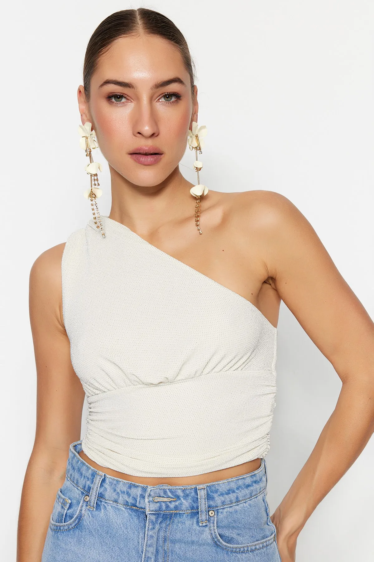 Trendyol Collection  Ecrufarbenes, bauchfreies, gefüttertes, glänzendes Strick-Bustier TPRSS23BS00011