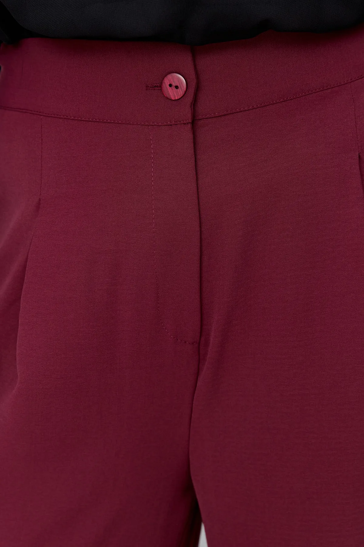 Trendyol Curve  Burgunderrote gewebte Hose mit hoher Taille und Falten TBBSS22PL0448